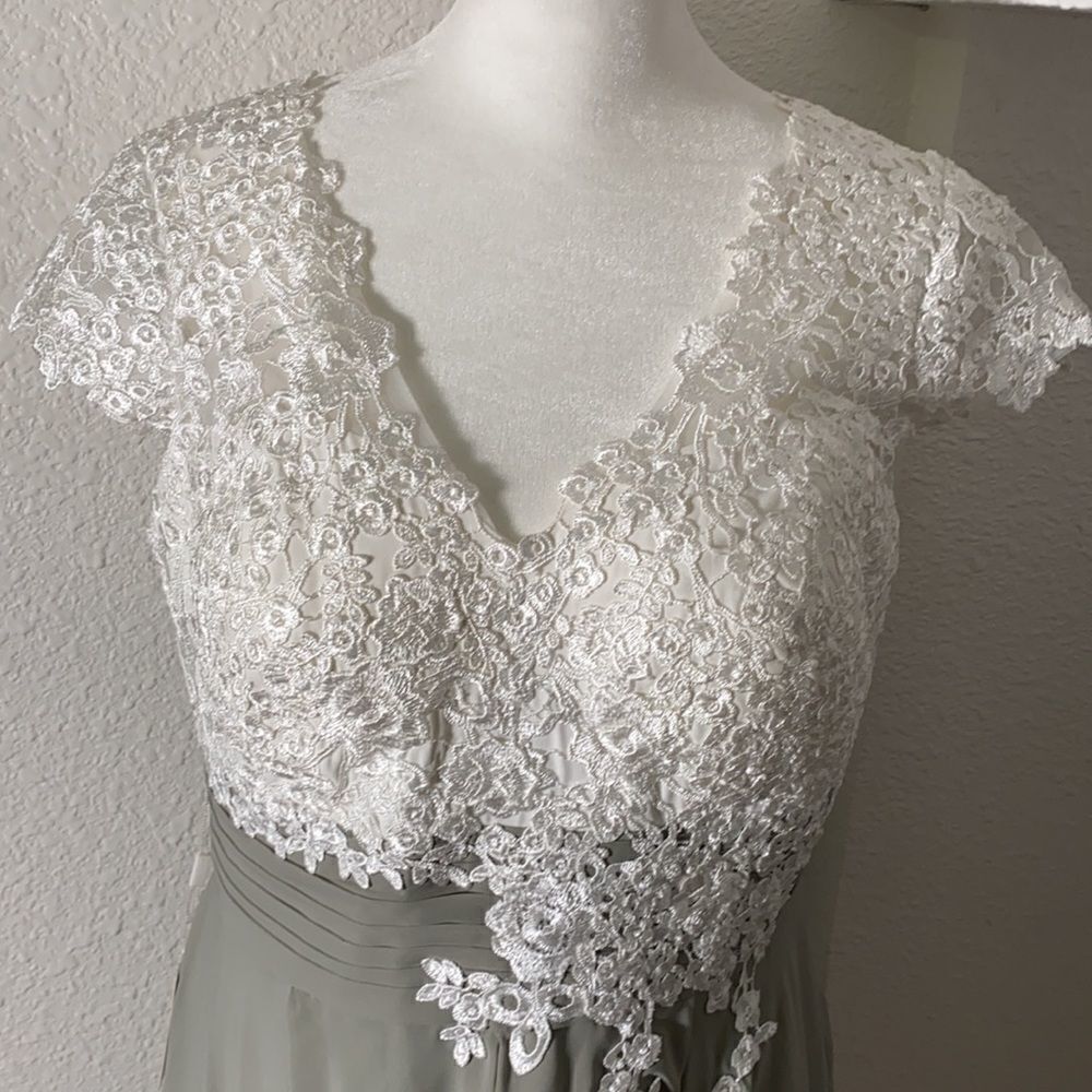 Women’s Ivory Lace Top Chiffon V-Neck with Cap Sleeves Dress Size 14 NWT